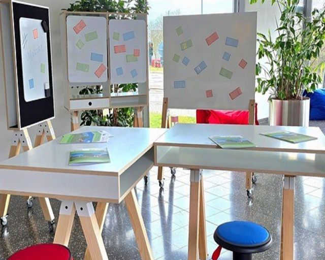 Abb. Kreatives Arbeiten mit innovativer Technik und Möbeln